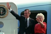 George Bush az Amerikai Egyesült Államok elnöke aki 1989. július 11-13. között hivatalos látogatáson hazánkban tartózkodott, programjai befejeztével elutazott Budapestről.. A képen: George Bush és Barbara Bush a Ferihegyi repülőtéren a repülőgép ajtajából integet. 