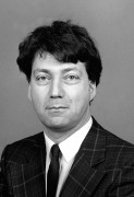  Budapest, 1989. december 11. Pető Iván történész, SZDSZ-es politikus, országgyűlési képviselő, a párt volt elnöke, 1946. augusztus 29-én született Budapesten. 