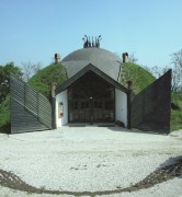 Visegrád, 1989. április 20. A Makovecz Imre által tervezett Mogyoró-hegyi Erdei Művelődési Ház. 