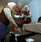 Boldog, 1989. november 26. A hagyományok ápolásáról közismert Heves megyei Boldog községben a november 26-i népszavazáson sokan ünnepi népviseletben adták le szvazatukat. A képen: Boldogon népviseletben szavaznak. 