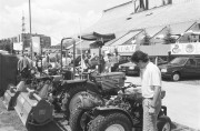 Egy érdeklődő a kiállított traktorokat szemléli a soproni Carousel nemzetközi ipari kiállításon. A soproni sportcentrum és környéke ad helyet a hétezer négyzetméter területű bemutatónak, amelyen 122 hazai és külföldi, közöttük 54 osztrák cég vesz részt.