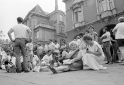 Sztrájkolók Csehszlovákia budapesti nagykövetsége előtt. A Fidesz aktivistái, Wachsler Tamás és Mécs Mónika, valamint Lovas Zoltán a Magyar Hírlap újságírója ülő- és éhségsztrájkot szerveztek, az 1989 augusztus 21-én Prágában őrizetbe vett magyar állampolgárok szabadon bocsájtásáért. Az akcióhoz többen is csatlakoztak.