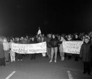  A demonstráció résztvevői transzparenseikkel fejezik ki együttérzésüket Ózdon, a város főterén, ahol december elsejéről másodikára virradó éjszaka a romániai magyarság iránti szolidaritásból fáklyás felvonulást tartottak. A demonstráción részt vettek a városi tanács, az egyházak és felekezetek, a városban működő politikai pártok és szervezetek, valamint a művelődési intézmények képviselői.