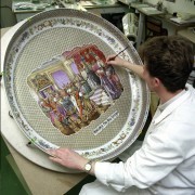Herend, 1990. február 5. Mátis Miklós mesterfestő festi a különleges méretű - 90 centiméter átmérőjű - porcelán tálat Herenden, a japán HOSHI-SHOJI cég megrendelésére. Egy-egy tál díszítése 4-5 hónapig tart. Az öt nagyméretű tál mintájául az 1862-es londoni világkiállításra készült, a pozsonyi országgyűlés Mária Teréziához intézett hűségnyilatkozatát ábrázoló festménnyel díszített hasonló méretű porcelán szolgált.