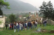 Dömös, 1990. április 21. A Magyar Cserkészszövetség és a Magyarországi Református Egyház által Dömösön szervezett háromnapos cserkészvezetőképző tábor résztvevői reggeli sorakozót tartanak a tábori zászlónál. 