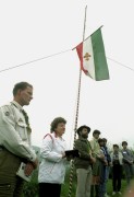  Dömös, 1990. április 21. A Magyar Cserkészszövetség és a Magyarországi Református Egyház által Dömösön szervezett háromnapos cserkészvezetőképző tábor résztvevői reggeli sorakozót tartanak a tábori zászlónál.