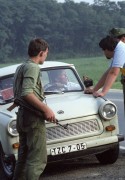  Sopron, 1989. augusztus 25. Sopron előtt ellenőrzik és visszafordítják az NDK járművet és utasait. A sorozatos határáttörések miatt az újabb intézkedésig a gépjárművel Sopronba érkező NDK-s turistákat nem engedik be Sopronba. A várostól 6-8 kilométerre határőrökből és rendőrökből álló járőrök visszafordítják a közúton érkezőket. 