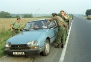  Sopron, 1989. augusztus 25. Sopron előtt ellenőrzik és visszafordítják az NDK járművet és utasait. A sorozatos határáttörések miatt az újabb intézkedésig a gépjárművel Sopronba érkező NDK-s turistákat nem engedik be Sopronba. A várostól 6-8 kilométerre határőrökből és rendőrökből álló járőrök visszafordítják a közúton érkezőket.