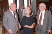 Göncz Árpád köztársasági elnök a Parlament Munkácsy termében fogadta Sütő András romániai magyar írót és feleségét. 