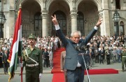  Budapest, 2005. június 2. Az 1990. augusztus 3-i felvételen a győzelem jelét, "V" betűket formáz a karjával és ujjaival Göncz Árpád, a Magyar Köztársaság nemrég megválasztott új elnöke. Így köszönti az őt ünneplő tömeget az Országház előtt. 