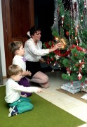 Budapest, 1990. december 26. Két kisfiú édesanyjával csillagszórót gyújt a karácsonyfán. MTI Fotó: Cseke Csilla 