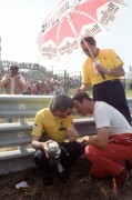 Nigel Mansell, a Ferrari-csapat versenyzője (guggol, j) a futam előtt az 5. Forma-1-es Magyar Nagydíjon.