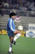 Maradona a Megyeri úti stadionban, az Újpesti Dózsa elleni mérkőzés előtti bemelegítésen. Diego Armando Maradona, az argentin labdarúgó világsztár a Nápoly csapatával BEK labdarúgó mérkőzésre, Budapestre érkezett.