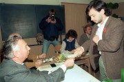  Budapest, 1990. április 08. A képen: Az országgyűllési képviselőválasztások második fordulóján a IX. kerület Mester utcai Teleki Blanka Közgazdasági Szakközépiskolában adta le szavazatát Orbán Viktor, a FIDESZ választmányi tagja. 