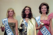 Lévay Krisztina második, Czuczor Kinga első és Kárpáti Mónika harmadik helyezett a Miss Hungary 1990 szépségverseny döntője után a Budapest Sportcsarnokban, június 2-án.