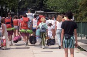 Balatonfüred, 1990. július 21. Turisták a balatonfüredi kikötőben. Hazánk kedvelt turistaparadicsoma a Balaton. Nyaranta több tízezer magyar és külföldi tölti itt a szabadságát, hétvégéjét.