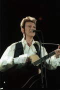  Budapest, 1990. július 4. David Bowie angol rockzenész, énekes, zeneszerző, producer, 1947. január 8-án született Brixton-ban. A képen: David Bowie Hang és látvány című showja az MTK stadionban.