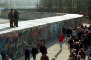 Berlin, 1989. november 20. Berlinben az NDK "államhatárának biztosítása céljából" 1961. augusztus 13-án éjjel a néphadsereg és a rendőrség egységei megszállták a szovjet zónát és 45 kilométer hosszúságban szögesdróttal, drótakadályokkal lezárták, majd falat építettek a két városrész közé. A fal rendeltetése az volt, hogy megakadályozza a kelet-német állampolgárok addigi tömeges méretű Nyugat-Berlinbe menekülését. Az NDK-s határőrök 1989. november 9-ig, - ekkor kezdődött meg a fal szétrombolása - 192 menekülőt lőttek le, mintegy ötezernek sikerült átjutnia, s körülbelül ugyanennyit fogtak el menekülés közben. A képen: Berlinben a szabadság első jeleként vették birtokukba az emberek Németország megosztottságának jelképét, a várost kettéosztó falat.