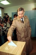 Budapest, 1990. április 8. Antall József pártelnök (MDF) bedobja szavazócéduláját az urnába az első szabad választáson. 