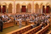 Budapest, 1990. április 18. Tölgyessy Péter (k) üdvözli az SZDSZ parlamenti frakciójának tagjait az alakuló ülésen, melyet a Parlament kongresszusi termében tartottak.