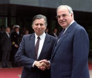 Antall József miniszterelnök kezet fog Helmut Kohl német kancellárral tárgyalásaik megkezdésekor a Német Szövetségi Kancellári Hivatal előtt hivatalos németországi látogatása alkalmával. 