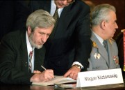 Jeszenszky Géza külügyminiszter aláírja a bécsi tárgyalásokon résztvevő hat kelet-európai állam képviselőinek, a nemzeti fegyverzetek szintjének rögzítéséről szóló megállapodását a kormány Béla király úti vendégházában.
