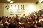  Budapest, 1990. április 9. Antall József a Magyar Demokrata Fórum elnöke bejelenti az MDF választási győzelmét a párt Bem téri székházában tartott nemzetközi sajtótájékoztatón.