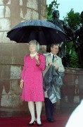 George Bush az Amerikai Egyesült Államok elnöke és felesége, Barbara Bush hivatalos látogatásra Budapestre érkezett. Ünnepélyes fogadtatásukra a Parlament előtt, a Kossuth szobornál került sor. 