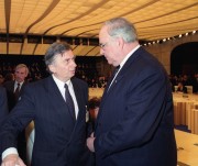 Párizs, 1990. november 20. Antall József miniszterelnök és Helmuth Kohl, Németország kancellárja Párizsban a november 19-21 között tartott Európai Biztonsági és Együttműködési Konferencián, a Konferencia teremben.