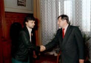 Budapest, 2008. január 24. Hatvanéves Németh Miklós volt miniszterelnök (1988-1990), az átmenet kormányfője, aki kiemelkedő szerepet játszott a békés rendszerváltozásban. A felvételen Németh Miklós miniszterelnök üdvözli Orbán Viktort (Fidesz), amikor a kormányfő hivatalában fogadta és megbeszélést folytatott az Országgyűlést alkotó pártok képviselőivel 1990. április 11-én. 
