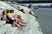  Budapest, 1990. július 23. Fiatalok hűsölnek a nyári melegben a Duna-parton. 