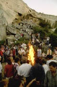 Lobog a tábortűz az Európa-nap elnevezésű rendezvényen Fertőrákoson, amikor egyszerre nyolc, osztrák-magyar határmenti településen emlékeznek meg az egy éve tartott Pánerópai Piknikről. 
