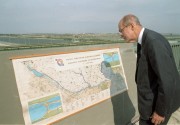 Dunakiliti, 1990. szeptember 20. A Magyarországon tartózkodó Európai Parlament magyar kapcsolatokkal foglalkozó bizottságának delegációja látogatást tett a Bős-Nagymarosi Vízlépcsőrendszernél, ahol Habsburg Ottó, a delegáció vezetője a tervezett vízlépcsőrendszer térképét szemléli.