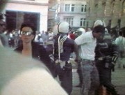 Budapest, 1990. október 12. Budapesten, a Vörösmarty téren a tüntetés résztvevőit összeszedik a rendőrök 1988. június 16-án a Fekete doboz felvételén. 1987. tavaszán öt fiatal lelkes filmes szakember összefogott, hogy az akkor még tabutémáknak számító kérdésekről, eseményekről a videó segítségével tájékoztassanak. A felgyorsuló politikai és társadalmi folyamatok egyre több munkát adtak a csoportnak, így ma mintegy 750 óra eredeti dokumentumot tartalmaz a Fekete doboz archívuma.
