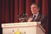 Budapest, 1990. április 12. Antall József pártelnök beszél a Magyar Demokrata Fórum III. országos gyűlésén a MOM Művelődési Házban