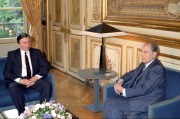 Antall József (b) a Magyar Köztársaság miniszterelnöke és Francois Mitterrand (j) francia köztársasági elnök megbeszélése az Elysée palotában. 