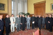  Budapest, 1990. szeptember 3. Antall József kormányfő és a Püspöki Kar találkozóján, a Parlamentben készült csoportkép. A kormányfő és a katolikus püspökök első találkozóján részt vett a kormány több tagja is. 