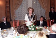 Budapest, 1990. szeptember 18. Margaret Thatcher miniszterelnök pohárköszöntőt mond a díszvacsorán a Gundel étteremben, melyet Antall József és felesége adott Anglia első női miniszterelnöke tiszteletére. A brit kormányfőtől jobbra vendéglátója: Antall József miniszterelnök, balra Jeszenszky Géza külügyminiszter ül. 