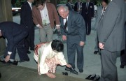 A Japánban tartózkodó Göncz Árpád köztársasági elnök (k) japán szokás szerint leveszi a cipőjét, amikor látogatást tesz a tokiói Szenkaku-dzsi templomban. 