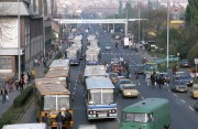  Pécs, 1990. október 29. A benzin árának 65 százalékos emelése ellen tiltakozó taxisok eltorlaszolva egy fontos közlekedési csomópontot megbénítják Pécs forgalmát.