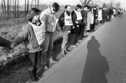 1990. február 3. Nagyszabású környezetvédelmi demonstrációt tartanak a Duna mentén az ausztriai Hainburg és Nagymaros közötti szakaszon. Az osztrák, szlovák és magyar tüntetők élőláncot alkotnak tiltakozásul a bős-nagymarosi erőmű megépítése ellen.