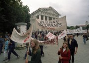  Vilnius, 1989. augusztus 23. Demonstrálók vonulnak Vilniusban a katedrális előtt a Molotov-Ribbentrop paktum aláírásának 50. évfordulóján. A Sajudis (Litván Népfront) szervezésében már az évforduló előestéjén - augusztus 22-én este - közel kétszázezer litván tiltakozott a paktum ellen a Kalnu parkban, ahová másnap, augusztus 23-án délután az ellenzéki pártok nagygyűlést szerveztek, majd a több tízezres tüntető tömeg innen indulva vonult végig zászlókkal és transzparensekkel Vilnius belvárosán.