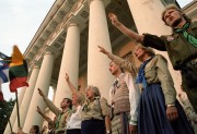 Vilnius, 1989. augusztus 23. Élőlánc Vilniusban a katedrális előtt a Molotov-Ribbentrop paktum aláírásának 50. évfordulóján. Az élőláncot a Baltikum három fővárosa között létesítették. A Sajudis (Litván Népfront) szervezésében már az évforduló előestéjén - augusztus 22-én este - közel kétszázezer litván tiltakozott a paktum ellen a Kalnu parkban, ahová másnap, augusztus 23-án délután, az ellenzéki pártok és erők nagygyűlést szerveztek, majd a több tízezres tüntető tömeg innen indulva vonult végig zászlókkal és transzparensekkel Vilnius belvárosán. 