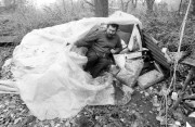 Makó Imre hajléktalan fekszik a Népligetben felállított nejlon sátrában, melyben két éve lakik. 