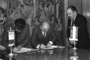 Budapest, 1990. február 5. Andrei Plesu kulturális miniszter (b) és Glatz Ferenc művelődési miniszter aláírják a Művelődési Minisztérium és Románia Kulturális Minisztériumának együttműködési megállapodásának okmányait a minisztériumban.