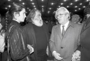 Budapest, 1990. november 8. Sára Sándor (k) filmrendező és Sütő András (j) író beszélgetnek a "Magyar Művészetért" díjak átadó ünnepségén a Nemzeti Színházban. 