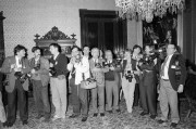 Esztergom, 1990. október 18. Fotóriporterek várják a luxemburgi hercegi pár érkezését Esztergomban, dr. Paskai László bíboros dolgozószobája előtt.