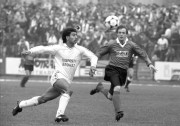 Budapest, 1990. november 10. Pisont István (b, Honvéd) és Nagy Tamás harcol a labdáért a Budapest Honvéd-PMSC labdarúgó mérkőzésen a Bozsik stadionban.