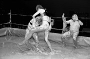  Dunaújváros, 1990. május 1. Versenyzők a ringben. Európában első alkalommal rendeztek női iszapbirkózást április 28-án Dunaújvárosban, a Dunai Vasmű sporttelepén. 