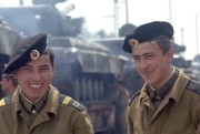  Kiskunhalas, 1989. április 25. Hazatérő szovjet katonák mosolyognak a Kiskunhalasi vasútállomáson, ahol a hazai és külföldi sajtó népes táborának jelenlétében harmincegy szovjet harckocsit raktak vasúti szerelvényre és indítottak útnak a Szovjetunió felé április 25-én. Ezzel megkezdődött az "ideiglenesen" hazánkban tartózkodó szovjet hadsereg alakulatainak részleges kivonása.